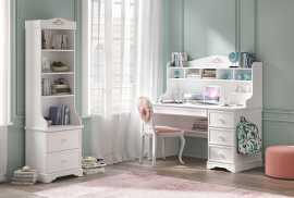 Malý študijný kút ballerina - biela.

 

Zásuvkový písací stôl Ballerina je navrhnutý tak, aby našim zákazníkom poskytoval pohodlné pracovné prostredie.

 

Nástavec nad stolom prináša do pracovnej časti izby ďalší bonus.

 

Knižnica Ballerina pôsobí rustikálnym dojmom v nežnom poňatí.

 

Malý študijný kút sa skladá z týchto prvkov:


	Zásuvkový písací stôl s nástavcom Ballerina - 138x137x62cm (š, v, h)
	Rustikálna knižnica Ballerina - 54x179x38cm (š, v, h)


 

Všetky produkty z kolekcie Ballerina nájdete nižšie v súvisiacich produktoch.