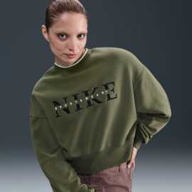 Nike Sportswear Phoenix Fleece Womens Oversized Crew-Neck Sweatshirt S. Keď ťa objíme mikina, nie muž Nike W NSW PHNX FLC CREW GLS je mikina, ktorá vás objíme lepšie ako váš posledný vzťah. Vďaka oversize strihu a raglánovým rukávom si užiješ maximálnu voľnosť, či už budeš ležať na gauči alebo bežať na kávu. Mäkký fleece vás udrží v teple tak akurát a vďaka predĺženému lemu budete vyzerať štýlovo aj bez toho, aby ste sa o to snažili. Výhody ▪ Mäkký fleece s hladkým povrchom - hrejivý vnútri a pevná vonkajšia štruktúra.▪ Nadrozmerný strih s raglánovými rukávmi - pohodlie, ktoré vás nebude obmedzovať v pohybe ani v leňošení.▪ Predĺžený lem a rebrovanie - štýlový detail, ktorý vynikne v každom oblečení.▪ Jednoduchá údržba - mikina, ktorá prežije pranie v práčke aj ranný zhon. Tento kúsok si zamilujete hneď na prvýkrát - a možno si ho už nikdy nevyzlečiete.