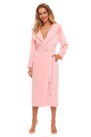 Dámsky župan L&L ružový (2307-MORELA) L.
Hľadáte štýlový, pohodlný a funkčný župan?
Prirodzený komfort vďaka vysokokvalitnej bavlne
Dámsky župan L&L je vyrobený zo 100 % bavlny, ktorá je ideálnym materiálom pre každodenný kontakt s pokožkou.
Subtílny dizajn s premyslenými detailmi
Bočné vrecká vám umožnia mať drobnosti po ruke a opasok v páse zaručuje, že župan perfektne sedí.
Prečo si zamilujete župan L&L

Vysoko kvalitná bavlna: Prírodný, priedušný a savý materiál, ktorý je vhodný aj pre citlivú pokožku.
Elegantný dlhý strih: štýl a pohodlie v jednom balení.
Ľahká údržba a odolnosť: župan je možné žehliť a zostane krásny aj po opakovanom praní.

Župany L&L pre štýlových mužov a ženy
Značka L&L má dlhú tradíciu založenú na kvalite poľského textilného priemyslu a moderných technológiách.
Ako sa starať o ženský župan L&L
Aby ste si mohli svoj obľúbený župan užívať čo najdlhšie, odporúčame dodržiavať tieto pokyny na údržbu.

Pranie: Perte pri 30 °C s jemným pracím prostriedkom.
Sušenie: Župan nie je vhodný na sušenie v sušičke.
Žehlenie: Áno, župan môžete žehliť – odporúčame strednú teplotu.

Tip: Staňte sa odborníkom na starostlivosť o spodnú bielizeň vďaka tipom v našom článku a doprajte svojim obľúbeným kúskom starostlivosť, ktorú si zaslúžia.