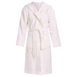 Pánsky župan s kapucňou L&L bielý (2104) XXL.
Doprajte si maximálny komfort s týmto pánskym županom s kapucňou od obľúbenej značky L&L.
Pohodlná bavlna pre maximálne pohodlie
Pánsky župan L&L je vyrobený zo 100 % bavlny, ktorá je šetrná k pokožke a výborne absorbuje vlhkosť.
Pohodlný strih pre každodennú relaxáciu
Župan má dve priestranné vrecká na uloženie nevyhnutných vecí a opasok na jednoduché prispôsobenie.
Prečo si zamilujete pánsky župan L&L

100 % bavlna: Prírodný, savý a jemný materiál pre dokonalé pohodlie.
Kapucňa a vrecká: Praktické prvky, ktoré zvyšujú funkčnosť a pohodlie.
Elegantný dizajn: Vhodný pre každého muža, ktorý miluje jednoduchosť a štýl.

Župany L&L pre štýlových mužov a ženy
Značka L&L má dlhú tradíciu založenú na kvalite poľského textilného priemyslu a moderných technológiách.
Ako sa starať o pánsky župan L&L
Aby vám váš obľúbený župan vydržal čo najdlhšie, odporúčame dodržiavať tieto pokyny na údržbu.

Pranie: Odporúčame prať župan pri teplote 30 °C.
Sušenie: Sušenie v sušičke sa neodporúča.
Žehlenie: Áno, župan môžete žehliť – odporúčame strednú teplotu.

Tip: Staňte sa odborníkom na starostlivosť o spodnú bielizeň vďaka tipom v našom článku a doprajte svojim obľúbeným kúskom starostlivosť, akú si zaslúžia.