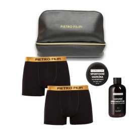 Pánska darčková kozmetická taštička 2PACK boxerky Metalic a kosmetika Pietro Filipi (4PJTBK1) XXL, trenky.
Hľadáte darček, ktorý je praktický, elegantný a poteší každého muža?
Čo obsahuje darčeková sada

2 boxerky Pietro Filipi s kovovým elastickým pásom
1 balenie sprchového gélu Pietro Filipi s výživným zložením
1 balenie športového gélu Pietro Filipi na zvýšenie športového výkonu
Kozmetická taštička Pietro Filipi

Prémiové boxerky s kovovým detailom
Súprava obsahuje elegantné čierne boxerky Pietro Filipi s výraznou kovovou gumičkou.
Kozmetika, ktorá poteší telo i zmysly
Balíček obsahuje aj luxusný sprchový gél Pietro Filipi s elegantnou vôňou, ktorý osvieži telo i myseľ a poskytne vám pocit čistoty a sebavedomia po celý deň.
Nechýba ani športová vazelína, ktorú ocení každý aktívny muž – chráni pokožku počas fyzickej aktivity, vrátane citlivých partií.
Dizajnová kozmetická taška
Všetko je starostlivo zabalené v štýlovej čiernej taške s logom Pietro Filipi, ktorá je praktická na cestovanie aj do kúpeľne.
Prečo stojí za to vyskúšať túto darčekovú sadu Pietro Filipi

Kompletná sada pre každodennú starostlivosť: Obsahuje spodnú bielizeň, sprchový gél a vazelínu – všetko, čo muž potrebuje, v jednej sade.
Štýl a kvalita značky Pietro Filipi: Prémiová česká značka, ktorá zaručuje eleganciu, pohodlie a kvalitné spracovanie.
Praktické a reprezentatívne balenie: Ideálny darček pre vášho partnera, otca, brata alebo priateľa – či už na Vianoce, narodeniny alebo len tak, aby ste im urobili radosť.

Nový začiatok pre Pietro Filipi
Značka Pietro Filipi je na českom trhu už mnoho rokov a je známa najmä svojím moderným oblečením pre biznis a voľný čas.