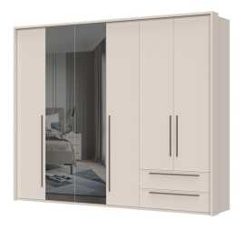 Šesťdverová šatníková skriňa baptiste so zásuvkami a zrkadlom - béžová.


Dizajn a materiály:


	Moderná línia a luxusná kašmírová farba s matným finishom.
	Kombinácia s kávovo hnedými úchytkami dodáva nábytku sofistikovaný vzhľad.
	Vysoko kvalitné materiály zahŕňajú lamino s hrúbkou 18-25 mm a MDF dosku pre čelá dverí a zásuviek.
	Povrch je ošetrený UV lakom, ktorý je až 5x odolnejší ako bežné laky, čo zaručuje dlhú životnosť a odolnosť proti poškodeniu.



Funkčnosť a úložný priestor:


	Skriňa je vybavená dvoma zásuvkami a šiestimi plnými dverami, z ktorých dve majú zrkadlo.
	Vnútorné usporiadanie zahŕňa 7 políc a 3 šatníkové tyče, čo poskytuje dostatok priestoru pre všetky vaše oblečenie.
	Vnútorné priestory sú v textilnom dekore, čo dodáva nábytku ešte väčší nádych luxusu.



Inovatívne prvky:


	Všetky prvky kolekcie sú vybavené soft close systémom, ktorý zaisťuje tiché a pomalé dovieranie dvierok a zásuviek.
	Nastaviteľné nôžky umožňujú ľahké vyrovnanie nábytku aj na nerovnom povrchu.



Možnosti prispôsobenia:


	Skriňa je dostupná v troch variantoch: základná, s rámom a s LED osvetlením, čo vám umožňuje vybrať si podľa vašich preferencií.
	Možnosť dokúpenia širokej škály doplnkov, ako sú LED osvetlenie, police a ďalšie vychytávky, ktoré nájdete v súvisiacich produktoch.



Rozmery:
Rozmery skrine sú 277x226x60 cm (š, v, h), čo ju robí ideálnym riešením pre priestranné usporiadanie vášho šatníka.


Kolekcia Baptiste je synonymom pre komfort a luxus, ktorý si zaslúžite.

 