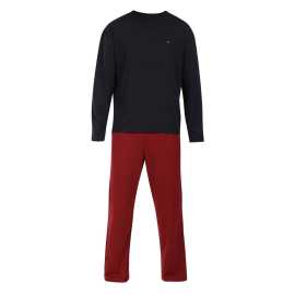 Pánske pyžamo Tommy Hilfiger viacfarebné (UM0UM03698 0WB) XL.
Doprajte si pocit absolútneho pohodlia a štýlu s pánskym pyžamom Tommy Hilfiger v atraktívnej kombinácii jednofarebného trička a vzorovaných nohavíc.
Prémiový materiál pre maximálne pohodlie
Pyžamo Tommy Hilfiger je vyrobené z kvalitnej zmesi bavlny a elastanu, čo zaručuje príjemnú mäkkosť, priedušnosť a pružnosť.
Štýlový dizajn, ktorý si zamilujete
Dlhé rukávy a nohavice zaručujú dostatok tepla aj v chladnejších mesiacoch.
Prečo musíte vyskúšať pyžamu Tommy Hilfiger

Prémiový materiál: Kombinácia bavlny a elastanu zaisťuje mäkkosť, priedušnosť a pružnosť pre celonočný komfort aj voľný pohyb počas dňa.
Štýlový dizajn: Jednofarebné tričko s decentným logom a farebne zladenými kockovanými nohavicami dodávajú pyžamu elegantný a moderný vzhľad, ktorý oceníte aj pri domácom leňošení.
Ideálne na spanie aj domáce relaxovanie: Vďaka pohodlnému strihu s dlhými rukávmi a nohavicami je pyžamo perfektné nielen na spanie, ale aj na relaxáciu, víkendový odpočinok alebo prácu z domova.

Spodná bielizeň Tommy Hilfiger je zárukou najvyššej kvality
Značka Tommy Hilfiger sa stala ikonou amerického obliekania pred takmer 40 rokmi a jej farebnosť v odtieňoch modrej, červenej a bielej je rozpoznateľná na prvý pohľad.
Ako sa starať o pyžamo Tommy Hilfiger
Aby ti pyžamo vydržalo čo najdlhšie v perfektnom stave, odporúčame dodržiavať nasledujúce pokyny na údržbu.

Pranie: Odporúčame prať pyžamo na maximálnu teplotu 40 °C.
Sušenie: Pyžamo nesuš v sušičke - vysoké teploty by mohli negatívne ovplyvniť pružnosť a životnosť materiálu.
Žehlenie: Áno, pyžamo je možné žehliť.

Tip: Staňte sa odborníkom na údržbu spodnej bielizne vďaka radám v našom článku a doprajte svojim obľúbeným kúskom starostlivosť, ktorú si zaslúžia.