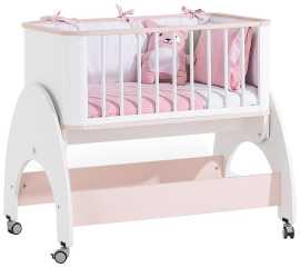 Detská kolíska 50x90 na kolieskach s posteľným setom flamenco -.

 

Set posteľnej bielizne obsahuje:


	Obliečka na prikrývku – 65x98cm
	Prikrývka - 65x95cm
	Prestieradlo - 76x116cm
	Ochranné mantinely - 30x198cm + 30x90cm
	Vankúš - 35x45cm


 

Rozmery detskej kolísky 50x90 na kolieskach Flamenco sú 56,6x84,5x96,6cm (š, v, h).

 

Všetky produkty z kolekcie Flamenco a vhodné matrace nájdete v súvisiacich produktoch.