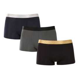 3PACK pánske boxerky BOSS viacfarebné (50546808 970) S, trenky.
Doprajte si dokonalé pohodlie a nadčasový štýl s pánskymi boxerkami BOSS.
Prémiový materiál pre maximálne pohodlie
Boxerky sú vyrobené z vysokokvalitnej zmesi bavlny a elastanu, ktorá poskytuje dokonalú kombináciu jemnosti, priedušnosti a pružnosti.
Štýlový dizajn a elegantný vzhľad
Klasický dizajn s decentným logom BOSS na tkanej elastickej časti dodáva boxerkám moderný a sofistikovaný vzhľad.
Prečo si boxerky BOSS zamilujete

Prvotriedna bavlna: Mäkké, priedušné a príjemné na telo.
Elastický pás s logom BOSS: Štýlové a pohodlné.
Dlhšie nohavičky: Ideálne pod oblek a na šport.
Pružný materiál: Dokonale sa prispôsobí vášmu telu.

Spodná bielizeň BOSS je povinnou výbavou všetkých štýlových mužov.
Značka BOSS vznikla odčlenením od známeho výrobcu oblečenia Hugo Boss ako línia výrobkov pre mužov, ktorí majú radi kvalitné kúsky a nadčasový vzhľad.
Ako sa starať o boxerky BOSS?
Aby si vaše nové boxerky zachovali svoj tvar a kvalitu čo najdlhšie, odporúčame dodržiavať tieto pokyny:

Pranie: Per na 30 ° C s podobnými farbami a jemným pracím prostriedkom.
Sušenie: Môžeš ich sušiť v sušičke na nízku teplotu, ale pre dlhšiu životnosť odporúčame sušenie na vzduchu.
Žehlenie: Pokiaľ je potrebné, žehli na nízku teplotu.

Tip: Nájsť ten správny kus spodnej bielizne, ktorý vám dokonale padne, môže byť náročné.