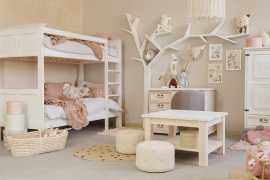 Detská izba sedliacka z masívu ii - k16 antická biela.

 

Nábytok z masívu ponúkame v niekoľkých odtieňoch morenia.

 

Zostavu detskej izby z masívu tvoria tento nábytok:


	1x stolík MES 06A - 75x52x75cm (š, v, h)
	1x písací stôl z masívu BIK 02A - 110x78x60cm (š, v, h)
	1x poschodová posteľ masív ACC 07 - 90x170x200cm (š, v, h)
	1x polica v tvare stromu pravá - 242x220x15cm (š, v, h)


 

Poschodová posteľ z masívu ponúka dve lôžka pod sebou.

 

Sedliacky nábytok priestory zvelebí a v detskej izbe pocítite kus prírody v príjemných farbách.


Z dôvodu výroby masívneho nábytku na zákazku, sme nútení požadovať od zákazníka zálohu v minimálnej výške 40 EUR podľa hodnoty nábytku.