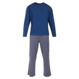 Pánske pyžamo Tommy Hilfiger viacfarebné (UM0UM03602 0V2) XL.
Doprajte si pocit absolútneho pohodlia a štýlu s pánskym pyžamom Tommy Hilfiger v atraktívnej kombinácii jednofarebného trička a vzorovaných nohavíc.
Prémiový materiál pre maximálne pohodlie
Pyžamo Tommy Hilfiger je vyrobené z kvalitnej zmesi bavlny a elastanu, čo zaručuje príjemnú mäkkosť, priedušnosť a pružnosť.
Štýlový dizajn, ktorý si zamilujete
Dlhé rukávy a nohavice zaručujú dostatok tepla aj v chladnejších mesiacoch.
Prečo musíte vyskúšať pyžamu Tommy Hilfiger

Prémiový materiál: Kombinácia bavlny a elastanu zaisťuje mäkkosť, priedušnosť a pružnosť pre celonočný komfort aj voľný pohyb počas dňa.
Štýlový dizajn: Jednofarebné tričko s decentným logom a farebne zladenými kockovanými nohavicami dodávajú pyžamu elegantný a moderný vzhľad, ktorý oceníte aj pri domácom leňošení.
Ideálne na spanie aj domáce relaxovanie: Vďaka pohodlnému strihu s dlhými rukávmi a nohavicami je pyžamo perfektné nielen na spanie, ale aj na relaxáciu, víkendový odpočinok alebo prácu z domova.

Spodná bielizeň Tommy Hilfiger je zárukou najvyššej kvality
Značka Tommy Hilfiger sa stala ikonou amerického obliekania pred takmer 40 rokmi a jej farebnosť v odtieňoch modrej, červenej a bielej je rozpoznateľná na prvý pohľad.
Ako sa starať o pyžamo Tommy Hilfiger
Aby ti pyžamo vydržalo čo najdlhšie v perfektnom stave, odporúčame dodržiavať nasledujúce pokyny na údržbu.

Pranie: Odporúčame prať pyžamo na maximálnu teplotu 40 °C.
Sušenie: Pyžamo nesuš v sušičke - vysoké teploty by mohli negatívne ovplyvniť pružnosť a životnosť materiálu.
Žehlenie: Áno, pyžamo je možné žehliť.

Tip: Staňte sa odborníkom na údržbu spodnej bielizne vďaka radám v našom článku a doprajte svojim obľúbeným kúskom starostlivosť, ktorú si zaslúžia.