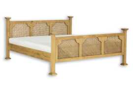 Posteľ z masívu 160x200 sedliacka acc 08 - k01 svetlá borovica.

 

Aj tento sedliacky nábytok je ručne vyrábaný a pri jeho výrobe je kladený veľký dôraz na detaily spracovania.

 

Z dôvodu výroby sedliackeho nábytku na zákazku, sme nútení požadovať od zákazníka zálohu podľa hodnoty nábytku.