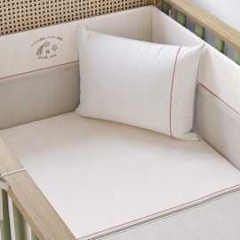 Posteľná súprava do postieľky habitat–béžová/šedá - 70x140cm.

 

Pod krátkym popisom produktu prosím zvoľte Vami preferovaný variant veľkosti.

 

Posteľná súprava 70x140cm Habitat obsahuje:


	1x ľahká prikrývka – 80x140cm
	1x mantinel do tvaru U - 210x30cm
	1x obliečka na vankúš – 35x45cm
	1x prestieradlo - 110x150cm


 

Posteľná súprava 80x130cm Habitat obsahuje:


	1x ľahká prikrývka – 90x130cm
	2x mantinel - 78x60cm
	1x mantinel - 129x38cm
	1x mantinel - 129x60cm
	1x obliečka na vankúš – 35x45cm
	1x prestieradlo - 110x150cm
	1x dekoračný vankúšik - 35x35cm
	1x ľahká deka - 110x80cm


 

Celý set bol vyrobený zo 100% bavlny, zatiaľ čo výplň tvorí 100% polyesterové vlákno.

 

Všetky produkty z kolekcie Habitat nájdete nižšie v súvisiacich produktoch.