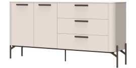 Kombinovaná komoda renfri - kašmír.

 

Kašmírový dekor s UV matným lakom a jemnými textúrami dodáva komode sofistikovaný vzhľad, zatiaľ čo kovové úchytky a nohy v dekore Midnight Copper prispievajú k modernému dizajnu a zabezpečujú stabilitu.

 

Vnútorný priestor v podobe troch zásuviek a dvoch políc je nielen funkčný, ale aj esteticky spracovaný textilným dekorom, ktorý pridáva jemný dotyk luxusu.

 

Rozmery tejto komody sú 180x91x46 cm (š, v, h).

 

Ďalší nábytok z kolekcie Renfri nájdete v súvisiacich produktoch.