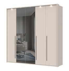 Päťdverová šatníková skriňa baptiste so zrkadlom a led osvetlením -.


Dizajn a materiály:


	Moderná línia a luxusná kašmírová farba s matným finishom.
	Kávovo hnedé úchytky dodávajú nábytku elegantný vzhľad.
	Vysoko kvalitné lamino s hrúbkou 18-25 mm v kombinácii s MDF doskou na čelá dverí a zásuviek.
	Povrch je upravený UV lakom, ktorý je až 5x odolnejší ako bežný lak.


Funkčnosť:


	Soft close systém pre tiché a pomalé dovieranie dvierok a zásuviek.
	Vnútorné priestory v textilnom dekore pre zvýraznenie prepychového designu.
	Nastaviteľné nôžky pre ľahké vyrovnanie na nerovnom povrchu.


Úložný priestor:


	Päťdverová konštrukcia s plnými dvierkami a dvoma zrkadlami na prostredných dverách.
	9 políc a tri šatníkové tyče pre dostatok úložného priestoru na všetko šatstvo.


Osvetlenie:


	Súčasťou skrine je LED osvetlenie, ktoré je dodávané so zdrojom.
	Skriňa je dostupná v troch variantoch: základná, s rámom a s LED osvetlením.


Prispôsobiteľnosť:


	Možnosť dokúpenia širokej škály doplnkov, ako sú LED osvetlenie, police a iné vychytávky.
	Skriňu je možné plne prispôsobiť individuálnym požiadavkám.


Rozmery:


	Celkové rozmery skrine sú 232x226x60 cm (šírka, výška, hĺbka).


Ďalšie informácie:


	Všetky produkty z kolekcie Baptiste, vrátane vhodných doplnkov, nájdete nižšie v súvisiacich produktoch.
	Táto kolekcia je synonymom pre komfort a luxus, ktorý si zaslúžite vo svojom domove.


Skriňa Baptiste predstavuje ideálne spojenie estetiky a praktického využitia, ktoré prinesie do vášho interiéru eleganciu a sofistikovanosť.

 