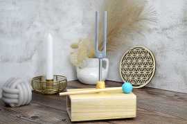 Terapeutická Ladička oprava DNA, FREKVENCIA LÁSKY 528 Hz MI S REZONANČNOU SKRINKOU + AKTIVÁTOR 528 Hz frekvencia lásky v tóne- Mi .

Rezonančná skrinka vyrobená z dreva pre zosilnenie frekvencie ladičky a dlhšie znenie vibrácie.