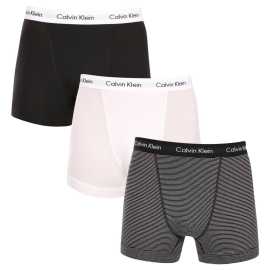 3PACK Boxers para hombre Calvin Klein multicolor (U2662G-IOT) L.
Disfruta del máximo confort y lujo con los calzoncillos bóxer para hombre de Calvin Klein.
Material de calidad para una mayor comodidad durante todo el día
Los calzoncillos están confeccionados en una mezcla de algodón y elastano de primera calidad.
Diseño elegante y corte práctico
La goma tejida con el logotipo de Calvin Klein en contraste crean un look elegante y atemporal.
Por qué te encantarán los calzoncillos Calvin Klein

Material deprimera calidad: La combinación de algodón y elastano garantiza suavidad, transpirabilidad y flexibilidad para el máximo confort durante todo el día.


Diseñoelegante: El icónico logo de Calvin Klein bordado en elástico confiere a los calzoncillos un aspecto elegante apto para cualquier ocasión.


Corte práctico: Las perneras más largas y el ajuste adaptable proporcionan una mayor comodidad y libertad de movimientos, ideal para la ropa informal, el trabajo y el ocio.

La ropa interior Calvin Klein gusta en todo el mundo
La ropa interior masculina Calvin Klein es uno de los incondicionales de la industria de la moda.
Cómo cuidar tus boxers Calvin Klein
Para que tus nuevos bóxers conserven su aspecto y calidad el mayor tiempo posible, sigue estas sencillas pautas:

Lavandería: El bolígrafo está a una temperatura máxima de 30 °C.


Secado:  No se recomienda secar en secadora - el secado al aire es la mejor opción


Planchado: Los bóxers no necesitan plancha, lo que ahorra tiempo y molestias.

Consejo: Encontrar tu ropa interior favorita puede ser un largo camino, así que queremos que tus piezas favoritas duren mucho tiempo.