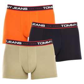3PACK Herren Klassische Boxershorts Tommy Hilfiger mehrfarbig (UM0UM02968 0SP) L.
Gönnen Sie sich zeitlosen Stil und höchsten Komfort mit den Herren-Boxershorts von Tommy Hilfiger.
Hochwertiges Material für maximalen Komfort
Die Tommy Hilfiger Boxershorts sind aus weicher, sehr angenehm zu tragender Baumwolle mit einem Hauch von Elastan gefertigt, was ihnen Flexibilität und Haltbarkeit verleiht.
Ikonischer Stil und präziser Schnitt
Die Boxershorts haben längere Beine, die nicht hochgekrempelt werden und ausreichend Abdeckung und Komfort bieten.
Warum Sie Tommy Hilfiger Boxershorts nicht verpassen dürfen

Hochwertige Baumwolle mit Elastan: Weich, atmungsaktiv und bequem für ganztägigen Tragekomfort.
Längeres Bein und elastischer Bund: Stabilität, Stil und kein Scrollen.
Elegantes und zeitloses Design: Ideal für den Alltag und besondere Anlässe.

Tommy Hilfiger Unterwäsche ist eine Garantie für höchste Qualität
Die Marke Tommy Hilfiger wurde vor fast 40 Jahren zu einer Ikone amerikanischer Kleidung, und ihre farbenfrohe Palette aus Blau, Rot und Weiß ist auf den ersten Blick zu erkennen.
Pflegehinweise für Tommy Hilfiger Boxershorts

Waschen: Per bei 30 °C.
Trocknen: Boxer können bei niedriger Temperatur im Wäschetrockner getrocknet werden.
Bügeln: Falls erforderlich, können sie bei einer niedrigeren Temperatur gebügelt werden.

Tip: Das perfekte Stück Unterwäsche zu finden, kann manchmal eine Herausforderung sein.