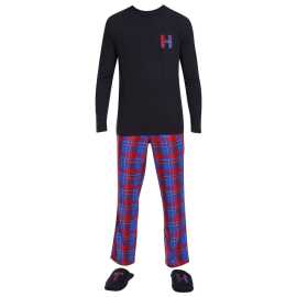 Pyjama homme Tommy Hilfiger avec pantoufles multicolores dans une boîte cadeau (UM0UM02989 0G5) S.
Vous cherchez un vêtement de nuit élégant ou le cadeau idéal pour un homme qui a le sens de la mode?
Matériau agréable pour un confort maximal
Ce pyjama est en coton avec une touche d'élasthanne.
Un design élégant avec un style emblématique
Ce haut monochrome à manches longues est complété par une broderie subtile sur la poitrine.
Pourquoi acheter un pyjama Tommy Hilfiger ?

Emballage cadeau: Une surprise parfaite qui fait plaisir à voir.
Ensemble complet avec pantoufles: Tout est assorti dans les moindres détails.
Matière élastique et confortable: S'adapte très bien, ne pince pas et dure longtemps.

Les sous-vêtements Tommy Hilfiger sont la garantie d'une qualité supérieure.
La marque Tommy Hilfiger est devenue une icône du dressing américain il y a près de 40 ans, et sa palette colorée de bleu, de rouge et de blanc est reconnaissable au premier coup d'œil.
Comment entretenir les pyjamas pour hommes de Tommy Hilfiger ?
Pour que votre pyjama préféré reste longtemps en parfait état, nous vous recommandons de suivre les conseils suivants.

Blanchisserie : Sur pyjama à 40 °C.
Séchage : Ne pas sécher au sèche-linge.
Repassage : Repassé à température moyenne, idéalement sur l'envers pour protéger les imprimés et les couleurs.

Conseil : Devenez un expert de l'entretien de la lingerie les conseils de notre article et donnez à vos pièces préférées le soin qu'elles méritent.
