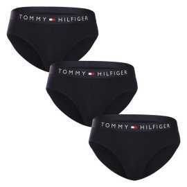3PACK moške hlačke Tommy Hilfiger modre (UM0UM03182 0SY) L.
Uživajte v udobju, na katerega se lahko zanesete vsak dan, in v slogu, ki je sinonim za ameriško eleganco.
Vrhunski material za vaše maksimalno udobje
Spodnjice so izdelane iz bombaža s pridihom elastana, kar je preizkušena kombinacija za spodnje perilo.
Brezčasen slog za ljubitelje minimalizma
Značilno čisto obliko blagovne znamke Tommy Hilfiger dopolnjuje tkani elastični logotip, ki hlačam doda sodoben in eleganten poudarek.
Zakaj bi vsekakor morali preizkusiti kratke hlače Tommy Hilfiger

Premium material: Visoka vsebnost bombaža za naravno udobje in zračnost.
Ikonično oblikovanje Tommy Hilfiger: Logotip iz kovane gume je eleganten in sodoben.
Univerzalna uporaba: Idealen kroj za vsako priložnost, od vsakdanjega nošenja do športa.

Spodnje perilo Tommy Hilfiger je zagotovilo najvišje kakovosti
Blagovna znamka Tommy Hilfiger je pred skoraj 40 leti postala ikona ameriškega oblačenja, njena barvita paleta modre, rdeče in bele barve pa je prepoznavna že na prvi pogled.
Kako skrbeti za kratke hlače Tommy Hilfiger
Da bi zagotovili trajno uživanje v spodnjem perilu, vam priporočamo, da upoštevate te smernice.

Pralnica: na lističe pri 40 °C.
Sušenje: Nogavice lahko posušite v sušilnem stroju, vendar priporočamo nežen program in nižjo temperaturo, da podaljšate življenjsko dobo materiala.
Likanje: Spodnjice lahko likate, vendar vedno na nižji temperaturi in po možnosti od znotraj navzven.

Nasvet: Vaše najljubše spodnje perilo si zasluži nežno nego.