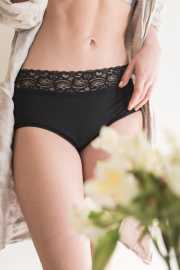 Menštruačné nohavičky Meracus Elegant Plus (MEMS011) XL.
Elegantné menštruačné nohavičky s čipkou
Nohavičky Meracus Elegant vo variante Standard sú vhodné na slabšiu a normálnu menštruáciu.
Česká značka Meracus
Značka Meracus vznikla v roku 2012 a na začiatku sa pod touto značkou šili iba látkové vložky.
Menštruačné nohavičky sú pre teba novinka?
Ak potrebuješ viac informácií o menštruačných nohavičkách, odporúčame prečítať si náš článok na blogu: Ako si vybrať menštruačné nohavičky?Nájdeš tam informácie:

Z čoho sú menštruačné nohavičky a ako fungujú
Čo je pri výbere menštruačných nohavičiek dôležité
Ako dlho menštruačné nohavičky vydržia
Ako menštruačné nohavičky vyprať
Pre koho sú menštruačné nohavičky vhodné

 
Ako sa správne starať o nové menštruačné nohavičky/plavky

Pred prvým použitím: Pred prvým obliekaním nových menštruačných nohavičiek alebo plaviek by ste ich mali vyprať - buď ručne, alebo v práčke na šetrný program do 40 °C.
Po každom použití: Bielizeň najprv dôkladne vypláchnite v studenej vode.
Pranie: Po opláchnutí môžete nohavičky alebo plavky vyprať v práčke - ideálne v ochrannom vrecku, na šetrný program do 40 °C.
Sušenie: Menštruačná bielizeň nepatrí do sušičky ani na kúrenie.
Žehlenie: Nežehlite nohavičky ani plavky.

Tip: Keď nájdete menštruačnú bielizeň, ktorá vám sedí a je príjemná na dotyk, zaslúži si tú najlepšiu starostlivosť.