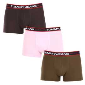 3PACK pánske boxerky Tommy Hilfiger viacfarebné (UM0UM02968 0R9) M, trenky.
Doprajte si nadčasový štýl a špičkový komfort s pánskymi boxerkami od značky Tommy Hilfiger.
Prémiový materiál pre maximálne pohodlie
Boxerky Tommy Hilfiger sú vyrobené z jemnej, na dotyk veľmi príjemnej bavlny s prímesou elastanu, ktorý im dodáva pružnosť a dlhú životnosť.
Ikonyický štýl a precízny strih
Boxerky majú dlhšie nohavičky, ktoré sa nevyhrávajú a poskytujú dostatočné zakrytie a komfort.
Prečo by vám boxerky Tommy Hilfiger nemali chýbať

Prémiová bavlna s elastanom: Mäkká, priedušná a pohodlná na celodenné nosenie.
Dlhšie nohavičky a vyšívaný guma: Stabilita, štýl a žiadne rolovanie.
Elegantný a nadčasový dizajn: Skvelé na každodenné aj špeciálne príležitosti.

Spodná bielizeň Tommy Hilfiger je zárukou najvyššej kvality
Značka Tommy Hilfiger sa stala ikonou amerického obliekania pred takmer 40 rokmi a jej farebnosť v odtieňoch modrej, červenej a bielej je rozpoznateľná na prvý pohľad.
Ako sa starať o boxerky Tommy Hilfiger

Pranie: Per na 30 °C.
Sušenie: Boxerky možno sušiť v sušičke pri nízkej teplote.
Žehlenie: V prípade potreby je možné ich žehliť na nižšiu teplotu.

Tip: Nájdenie ideálneho kúsku spodnej bielizne môže byť niekedy náročné.