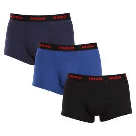 3PACK Herren Klassische Boxershorts HUGO mehrfarbig (50469766 420) M.
Setzen Sie auf zeitlose Eleganz und höchsten Komfort mit den HUGO Herren-Boxershorts.
Material, das sich perfekt an Sie anpasst
Die Kombination aus hochwertiger Baumwolle mit einem Hauch von Elastan sorgt für eine optimale Kombination aus Komfort und Flexibilität.
Ein Stil, der für sich selbst spricht
Die nüchterne Farbgebung ist für alle Männer geeignet, die keine Exzentrik mögen.
Warum Sie HUGO Boxershorts lieben werden

Hochwertiges Material aus einer Kombination von Baumwolle und Elastan.
Elegantes Design in klassischen Farben.
Kürzere Beine für mehr Komfort.

Hugo Unterwäsche für Liebhaber von Komfort und Luxus
Die Marke Hugo Underwear gehört zur Bekleidungsfamilie Hugo Boss und zeichnet sich durch hochwertige Materialien und präzise Verarbeitung aus.
Pflegehinweise für HUGO Boxershorts
Damit Ihre Lieblingsboxer lange halten, empfehlen wir Ihnen, diese Tipps zu befolgen.

Waschen: Der Stift hat eine Temperatur von 40 °C.
Trocknen: Sie können Ihre Boxershorts im Wäschetrockner im Schonprogramm trocknen.
Bügeln: Falls erforderlich, bügeln Sie sie bei niedrigerer Temperatur von innen nach außen.

Tip: Werden Sie ein Experte für die Pflege von Unterwäsche mit den Ratschlägen in unserem Artikel und geben Sie Ihren Lieblingsstücken die Pflege, die sie verdienen.