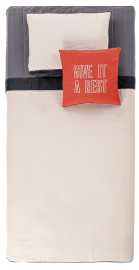 Posteľná súprava 100x200cm magnus - béžová/šedá/červená.

 

Posteľný set Magnus obsahuje:


	Prikrývka na posteľ – 150x230cm
	Prestieradlo - 152x252cm
	Vankúš - 50x70cm
	Dekoračný vankúšik - 50x50cm


 

Celý set bol vyrobený zo 100% bavlny.

 

Všetky produkty z kolekcie Magnus nájdete nižšie v súvisiacich produktoch.