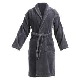 Kopalni plašč Nedeto siva (NZ003) L.
Uživajte v občutku razkošja in udobja z mehkim kopalnim plaščem Nedeto.
Naravni material za maksimalno udobje
Kopalni plašč je izdelan iz 100-odstotnega bombaža, ki je mehak in prijeten na otip, hkrati pa odlično vpija vlago.
Elegantna zasnova s praktičnimi podrobnostmi
Ta halja je klasičnega kroja s šalovim ovratnikom in pasom za zavezovanje, s katerim jo lahko prilagodite svojim potrebam.
Zakaj izbrati župana Nedeta

Kakovostni material: 100 % bombaž za največje udobje in vpojnost.
Elegantna zasnova: Klasična barva in praktičen kroj sta primerna za vsako priložnost.
Univerzalna uporaba: Idealen za domače udobje, dobro počutje in kot darilo.

Spodnje perilo Nedeto prinaša eleganco v vsak dan
Blagovna znamka Nedeto je ena od naših zasebnih blagovnih znamk, zato vam bomo dali roko za kakovost naših boksaric, hlačk, nogavic, pižam in kopalnih plaščev.
Kako skrbeti za svojo haljo Nedeto?
Če želite zagotoviti, da bo vaša halja dolgo ostala v odličnem stanju, vam priporočamo, da upoštevate naslednje smernice.

Pralnica: Perite pri 30 °C z blagim pralnim sredstvom, da ohranite mehkobo bombaža.
Sušenje: Sušenje v sušilniku ni priporočljivo - sušenje na zraku je najboljši način za podaljšanje življenjske dobe materiala.
Likanje: Po potrebi lahko haljo zlikate na nizki temperaturi, da ohranite njen gladek videz.

Nasvet: Iskanje pravega spodnjega perila, ki se vam popolnoma prilega, je lahko izziv.