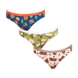 3PACK veselé dámske nohavičky Dedoles (GMFB22357) M.
Doprajte si každodennú dávku dobrej nálady s veselými dámskymi nohavičkami Dedoles!
Bavlnená klasika, ktorá sa prispôsobí vašim potrebám
Nohavičky Dedoles sú vyrobené z príjemnej bavlny, ktorá je mäkká, priedušná a jemná k pokožke.
Štýlový dizajn a klasický strih
Klasický strih nohavičiek Dedoles so stredným pásom dokonale padne väčšine postáv.
Prečo by vám nohavičky Dedoles nemali chýbať v šatníku

Hravý dizajn, ktorý vás nikdy neomrzí.
Pohodlný materiál s perfektným strihom.
Kvalitné spracovanie a skvelý pomer ceny a kvality.

Spodná bielizeň Dedoles vám zdvihne náladu
Obľúbená slovenská značka Dedoles potešila svojich fanúšikov originálnymi vzormi a pestrými farbami, ktoré rozžiaria nielen obľúbené ponožky, ale aj pánske boxerky či dámske podprsenky.
Ako sa starať o nohavičky Dedoles
Aby vaše obľúbené nohavičky vydržali dlho v skvelom stave, odporúčame vám dodržiavať nasledujúce pokyny týkajúce sa údržby.

Pranie: Per na 40 °C.
Sušenie: Nesuš v sušičke – horúci vzduch by mohol poškodiť elastické vlákna a skrátiť životnosť nohavičiek.
Žehlenie: Nežehliť – materiál nie je vhodný na žehlenie, ale vďaka hladkému povrchu ani nie je potrebný

Tip: Staňte sa expertom na údržbu spodnej bielizne vďaka radám v našom článku a doprajte svojim obľúbeným kúskom starostlivosť, akú si zaslúžia.