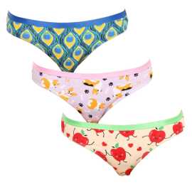 3PACK veselé dámske nohavičky Dedoles (K054241161) M.
Doprajte si každodennú dávku dobrej nálady s veselými dámskymi nohavičkami Dedoles!
Bavlnená klasika, ktorá sa prispôsobí vašim potrebám
Nohavičky Dedoles sú vyrobené z príjemnej bavlny, ktorá je mäkká, priedušná a jemná k pokožke.
Štýlový dizajn a klasický strih
Klasický strih nohavičiek Dedoles so stredným pásom dokonale padne väčšine postáv.
Prečo by vám nohavičky Dedoles nemali chýbať v šatníku

Hravý dizajn, ktorý vás nikdy neomrzí.
Pohodlný materiál s perfektným strihom.
Kvalitné spracovanie a skvelý pomer ceny a kvality.

Spodná bielizeň Dedoles vám zdvihne náladu
Obľúbená slovenská značka Dedoles potešila svojich fanúšikov originálnymi vzormi a pestrými farbami, ktoré rozžiaria nielen obľúbené ponožky, ale aj pánske boxerky či dámske podprsenky.
Ako sa starať o nohavičky Dedoles
Aby vaše obľúbené nohavičky vydržali dlho v skvelom stave, odporúčame vám dodržiavať nasledujúce pokyny týkajúce sa údržby.

Pranie: Per na 40 °C.
Sušenie: Nesuš v sušičke – horúci vzduch by mohol poškodiť elastické vlákna a skrátiť životnosť nohavičiek.
Žehlenie: Nežehliť – materiál nie je vhodný na žehlenie, ale vďaka hladkému povrchu ani nie je potrebný

Tip: Staňte sa expertom na údržbu spodnej bielizne vďaka radám v našom článku a doprajte svojim obľúbeným kúskom starostlivosť, akú si zaslúžia.