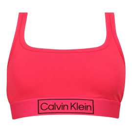 Dámska podprsenka Calvin Klein ružová (QF6768E-XI9) S.
Doprajte si pohodlie, ktoré vydrží celý deň, s touto štýlovou dámskou podprsenkou Calvin Klein.
Kvalitný materiál, ktorý si zamilujete
Táto podprsenka je vyrobená z kvalitnej zmesi bavlny a elastanu.
Prirodzený strih bez kompromisov
Dizajn podprsenky je jednoduchý a zároveň nápaditý.
Prečo si podprsenku Calvin Klein zamilujete

Bez kostíc a výstuže pre prirodzené pohodlie, racerback strih pre voľnosť pohybu.
Príjemný a pružný materiál vhodný aj na citlivú pokožku.
Skvelá voľba pre každú príležitosť - bežné nosenie, ľahký šport, domáci relax alebo cestovanie.

Spodnú bielizeň Calvin Klein milujú ľudia na celom svete
Výnimočná spodná bielizeň Calvin Klein patrí k stáliciam módneho priemyslu.
Ako sa starať o podprsenku Calvin Klein
Aby vám vaša obľúbená podprsenka dlho vydržala v skvelom stave, odporúčame vám dodržiavať tieto pokyny.

Pranie: Per podprsenku na 30 °C.
Sušenie: Podprsenku môžeš sušiť v sušičke, ale odporúčame použiť jemný program s nižšou teplotou, aby si zachovala pružnosť a tvar.
Žehlenie: Nežehliť.

Tip: Staňte sa expertom na údržbu spodnej bielizne vďaka radám v našom článku a doprajte svojim obľúbeným kúskom starostlivosť, ktorú si zaslúžia.