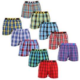 10PACK Calzones de hombre Styx deportivo elástico multicolor (10B103140) M.
¿Busca unos pantalones cortos que combinen estilo, comodidad y calidad superior?
Algodón de calidad para un confort perfecto
Los pantalones cortos están hechos de algodón 100% de primera calidad, que no sólo es suave al tacto, sino también maravillosamente transpirable.
Corte clásico y aspecto moderno
Gracias a su corte holgado, te sentirás completamente cómodo con estos pantalones cortos, ya que ofrecen mucho espacio para un movimiento natural.
Por qué deberías probar los pantalones cortos Styx

100% algodón para el máximo confort: Los pantalones cortos están hechos de algodón de alta calidad que es suave, transpirable y agradable a la piel, lo que garantiza la comodidad durante todo el día.
Goma deportiva tejida: El firme pero cómodo elástico con el logotipo de Styx mantiene el pantalón corto en su sitio sin incómodas muescas ni holguras.
Fabricación checa y mano de obra de calidad: Styx es una marca tradicional checa que se enorgullece de la precisión de su fabricación, la durabilidad y la larga vida útil de sus productos.

La marca checa Styx ofrece diversión y calidad superior
La ropa interior Styx es especialmente popular entre aquellos para quienes la individualidad es importante.
¿Cómo cuidar los pantalones cortos Styx?
Para mantener tus pantalones cortos en plena forma durante mucho tiempo, te recomendamos los siguientes consejos.

Lavandería: Recomendamos lavar a 30 °C para que el algodón conserve su suavidad y los colores se mantengan vivos.
Secadora: No se recomienda secar en secadora para evitar que el material encoja.
Planchado: El algodón puede plancharse, pero recomendamos una temperatura más baja para no dañar el tejido.

Consejo: Conviértete en una experta en mantenimiento de lencería con los consejos de nuestro artículo y dale a tus prendas favoritas el cuidado que se merecen.