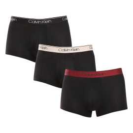 3PACK Moške boksarice Calvin Klein črne (NB2569A-Q84) XL.
Želite bokserice, ki vam nudijo popolno udobje, sodoben dizajn in vrhunsko kakovost?
Vrhunski material za celodnevno udobje
Te boksarice so izdelane iz kombinacije poliestra in elastana, kar zagotavlja popolno kombinacijo mehkobe, raztegljivosti in trpežnosti.
Sodobna zasnova in popolno prileganje
Minimalistični videz z elastičnim pasom dopolnjuje logotip Calvin Klein, ki boksaricam daje razkošen in prefinjen slog.
Zakaj vam bodo všeč bokserice Calvin Klein?

Lahkoten in zračen material: Idealno za vsakodnevno nošenje in zahtevne športne dejavnosti.
Daljše hlačke: Zagotavljajo boljšo pokritost in podporo, se ne zvijajo in ne stiskajo.
Hitro sušenje in trpežnost: Kot nalašč za aktiven življenjski slog.
Brezčasno oblikovanje: Minimalistična zasnova in razkošen videz Calvina Kleina.

Spodnje perilo Calvin Klein obožujejo ljudje po vsem svetu
Moško spodnje perilo Calvin Klein je ena od stalnic modne industrije.
Kako skrbeti za bokserje?
Če želite zagotoviti, da bodo vaše boksarice čim dlje ohranile popolno obliko in kakovost, upoštevajte naslednje smernice:

Pralnica: Priporočamo pranje pri 30 °C z blagim detergentom.
Likanje: Ni priporočljivo, da ne poškodujete materiala.
Sušilni stroj: Sušenje v sušilnem stroju ni priporočljivo, raje se posušite na zraku.

Nasvet: Iskanje pravega spodnjega perila, ki se vam popolnoma prilega, je lahko izziv.