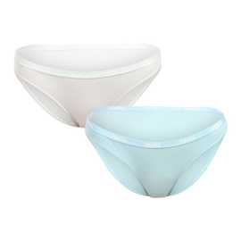 2PACK dámske nohavičky Puma viacfarebné (603031001 024) L.
Doprajte si pohodlie a výnimočný štýl s dámskymi nohavicami Puma, ktoré kombinujú moderný vzhľad s pohodlným materiálom.
Kvalitná zmes materiálov pre príjemný pocit na pokožke
Materiálové zloženie s vysokým podielom bavlny a modalu zaručuje mäkkosť, priedušnosť a jemný pocit na pokožke.
Moderný strih a atraktívny vzhľad
Nohavičky majú športový strih so zníženým pásom a vykrojenými bokmi, ktoré opticky predlžujú nohy a perfektne sedia.
Prečo si nohavičky Puma zamilujete

Príjemný, mäkký materiál so zmesou modalu, vhodný pre citlivú pokožku.
Perfektne padnúce, športový strih a štýlový vzhľad.
Spoľahlivosť a štýl od renomovanej značky.

Spodná bielizeň Puma sa hodí nielen športovcom
Značka Puma je známa po celom svete vďaka svojmu oblečeniu a spodnej bielizni, ktorú nosia známi športovci.
Ako sa starať o nohavičky Puma
Aby vaše obľúbené nohavičky vydržali ako nové, odporúčame dodržiavať tieto pokyny.

Pranie: Per na 30 °C.
Sušenie: Nesuš v sušičke – vysoké teploty by mohli narušiť štruktúru vlákien.
Žehlenie: Nežehliť – modal aj bavlna si zachovávajú hladkosť aj bez žehlenia.

Tip: Staňte sa expertom na údržbu spodnej bielizne vďaka radám v našom článku a doprajte svojim obľúbeným kúskom starostlivosť, akú si zaslúžia.