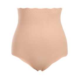 Dámske sťahovacia nohavičky Emili béžove (Agilla) L.
Chcete mať krásne tvarovanú siluetu, ale zároveň si užívať pohodlie počas celého dňa?
Materiál, ktorý robí zázraky s vašou postavou
Tieto nohavičky sú vyrobené z kvalitnej zmesi bavlny a elastanu.
Elegantný strih bez kompromisov
Nohavičky majú vysoký pás a sú strihané laserom, takže nemajú žiadne švy - vďaka tomu sú pod oblečením prakticky neviditeľné.
Prečo si nohavičky Emili zamilujete

Tvarujú pás a bruško bez toho, aby ťa obmedzovali.
Neviditeľné pod oblečením vďaka bezšvovému prevedeniu
Vyrobené z priedušnej a jemnej bavlny.

Spodná bielizeň Emili dodáva ženám sebavedomie
Obľúbená značka Emili Lingerie sa zameriava na výrobu spodnej bielizne pre ženy, ktorá dokonale sedí a jemne zvýrazňuje ženskú postavu.
Ako sa starať o sťahovacie nohavičky Emili

Pranie: Per výhradne v ruke, vo vlažnej vode as použitím jemného pracieho prostriedku.
Sušenie: Nohavičky nesuš v sušičke.
Žehlenie: Nežehli – vysoké teploty môžu poškodiť elastické vlákna a narušiť silikónový lem.

Tip: Vaša obľúbená spodná bielizeň si zaslúži šetrné zaobchádzanie.