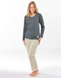 Dámske pyžamo Gina viacfarebné (19169-DxGLYB) M.
Hľadáte perfektné pyžamo, v ktorom si naozaj oddýchnete?
Vysoko kvalitná bavlna pre prirodzený komfort
Pyžamo je vyrobené z čistej bavlny, ktorá je priedušná, šetrná k pokožke a výborne odvádza vlhkosť.
Štýl a strih, ktorý vám vyhovuje
Horná časť má dlhé rukávy a pohodlný okrúhly výstrih, vďaka čomu sa ľahko oblieka a vyzlieka.
Prečo si pyžamo Gina zamilujete

100 % bavlna: Pohodlné, priedušné a jemné k pokožke.
Pohodlný strih: Dlhé rukávy a nohavice, ideálne na chladnejšie noci.
Štýlový vzhľad: Jednoduchý strih a moderný dizajn, ktorý poteší každé oko.

Česká značka spodnej bielizne Gina sa zameriava na tradíciu a kvalitu
Spodná bielizeň Gina je doslova splneným snom každej ženy, ktorá uprednostňuje pohodlie, minimalizmus a kvalitné materiály.
Ako sa starať o pyžamo Gina
Aby vaše obľúbené pyžamo zostalo dlho v perfektnom stave, odporúčame dodržiavať tieto pokyny na údržbu.

Pranie: Pyžamo perte pri 40 °C s podobnými farbami.
Sušenie: Výrobca neodporúča sušenie v sušičke – aby vaše pyžamo zostalo mäkké a zachovalo si svoj tvar, nechajte ho sušiť na vzduchu, ideálne na vešiaku.
Žehlenie: Pyžamo môžete žehliť pri strednej teplote.

Tip: Staňte sa odborníkom na starostlivosť o spodnú bielizeň vďaka tipom v našom článku a poskytnite svojim obľúbeným kúskom starostlivosť, ktorú si zaslúžia.