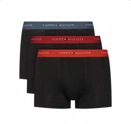 3PACK pánske boxerky Tommy Hilfiger čierne nadrozmer (UM0UM03897 0SW) 4XL, trenky.
Doprajte si nadčasový štýl a špičkový komfort s pánskymi boxerkami od značky Tommy Hilfiger.
Prémiový materiál pre maximálne pohodlie
Boxerky Tommy Hilfiger sú vyrobené z jemnej, na dotyk veľmi príjemnej bavlny s prímesou elastanu, ktorý im dodáva pružnosť a dlhú životnosť.
Ikonyický štýl a precízny strih
Boxerky majú dlhšie nohavičky, ktoré sa nevyhrávajú a poskytujú dostatočné zakrytie a komfort.
Prečo by vám boxerky Tommy Hilfiger nemali chýbať

Prémiová bavlna s elastanom: Mäkká, priedušná a pohodlná na celodenné nosenie.
Dlhšie nohavičky a vyšívaný guma: Stabilita, štýl a žiadne rolovanie.
Elegantný a nadčasový dizajn: Skvelé na každodenné aj špeciálne príležitosti.

Spodná bielizeň Tommy Hilfiger je zárukou najvyššej kvality
Značka Tommy Hilfiger sa stala ikonou amerického obliekania pred takmer 40 rokmi a jej farebnosť v odtieňoch modrej, červenej a bielej je rozpoznateľná na prvý pohľad.
Ako sa starať o boxerky Tommy Hilfiger

Pranie: Per na 30 °C.
Sušenie: Boxerky možno sušiť v sušičke pri nízkej teplote.
Žehlenie: V prípade potreby je možné ich žehliť na nižšiu teplotu.

Tip: Nájdenie ideálneho kúsku spodnej bielizne môže byť niekedy náročné.