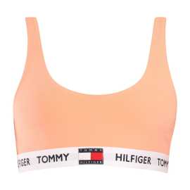 Dámska podprsenka Tommy Hilfiger oranžová (UW0UW02225 TD9) S.
Objavte kombináciu pohodlia, slobody a ikonického štýlu so športovou podprsenkou Tommy Hilfiger.
Bavlnené pohodlie na každodenné aktivity
Materiál podprsenky je mäkká a priedušná bavlna, ktorá je jemná k pokožke a ideálna na celodenné nosenie.
Štýlový dizajn, ktorý sa neomrzí
Jednoduché farebné prevedenie je elegantné a ľahko sa kombinuje s inou spodnou bielizňou a domácim oblečením.
Prečo si podprsenku Tommy Hilfiger zamilujete?

Ľahký materiál s príjemnou elasticitou, mäkký, prirodzený a pohodlný strih bez výstuží.
Minimalistický, nadčasový dizajn, štýlový lem s logom značky.
Skvelá voľba pre každodenné pohodlie bez kompromisov.

Tommy Hilfiger je značka pre všetky moderné ženy
Spodná bielizeň Tommy Hilfiger predstavuje dokonalú harmóniu medzi klasickým a moderným vzhľadom.
Ako sa starať o podprsenku Tommy Hilfiger
Aby váš nový obľúbený kúsok zostal dlho v skvelom stave, odporúčame dodržiavať tieto pokyny na starostlivosť.

Perte: Per pri maximálnej teplote 30 °C, najlepšie v ochrannom sáčku.
Sušenie: Nevhodné do sušičky - suš voľne na vzduchu, najlepšie položenú, aby si podprsenka udržala svoj tvar.
Žehlenie: Nežehliť - materiál je jemný a hladký sám o sebe, žehlenie nie je potrebné.

Tip: Staňte sa expertom na údržbu spodnej bielizne vďaka radám v našom článku a doprajte svojim obľúbeným kúskom starostlivosť, akú si zaslúžia.