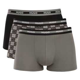 3PACK pánske boxerky HUGO viacfarebné (50545668 996) L, trenky.
Stavte na nadčasovú eleganciu a špičkový komfort s pánskymi boxerkami HUGO.
Materiál, ktorý vám dokonale padne
Kombinácia vysokokvalitnej bavlny s prímesou elastanu zaručuje optimálnu kombináciu pohodlia a pružnosti.
Štýl, ktorý hovorí sám za seba
Striedma farebnosť je vhodná pre všetkých mužov, ktorí nemajú radi módne výstrelky.
Prečo si zamilujete boxerky HUGO

Prvotriedny materiál v kombinácii bavlny a elastanu.
Elegantný dizajn v klasických farbách.
Kratšie nohavičky pre väčšie pohodlie.

Spodná bielizeň Hugo pre milovníkov pohodlia a luxusu
Značka spodnej bielizne Hugo patrí do rodiny odevov Hugo Boss a vyniká kvalitnými materiálmi a precíznym spracovaním.
Ako sa starať o boxerky HUGO
Aby vaše obľúbené boxerky dlho vydržali, odporúčame dodržiavať tieto tipy.

Pranie: Per je pri teplote 40 °C.
Sušenie: Boxerky môžeš sušiť v sušičke na šetrný program.
Žehlenie: Pokiaľ je potrebné, žehli ich naruby pri nižšej teplote.

Tip: Staňte sa expertom na údržbu spodnej bielizne vďaka radám v našom článku a doprajte svojim obľúbeným kúskom starostlivosť, ktorú si zaslúžia.