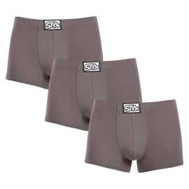 3PACK pánske boxerky Styx klasická guma tmavo sivé (3Q1063) XXL, trenky.
Hľadáte dokonalú kombináciu pohodlia, štýlu a kvality?
Prvotriedny materiál pre dokonalé pohodlie
Tieto boxerky sú vyrobené z jedinečnej zmesi bavlny, modalu a elastanu.
Perfektne padnúce a pohodlné klasické elastické
Pánske boxerky Styx majú kratšie nohavičky, ktoré sa nikdy nevyhrnú a poskytujú maximálnu voľnosť pohybu.
Prečo si boxerky Styx zamilujete

Prvotriedna kombinácia bavlny a modalu: Mäkká, priedušná a príjemná na telo.
Kratšie nohavičky: Žiadne vyhrňovanie a maximálna voľnosť pohybu.
Klasický elastický pás: Netlačí, ale drží ich pevne na mieste.
Vhodné na bežné nosenie a šport: Skvelá voľba pre aktívnych mužov.
Vyrobené v ČR: Česká kvalita a precízne spracovanie.

Spodná bielizeň Styx patrí medzi najobľúbenejšie.
Česká značka Styx je medzi zákazníkmi známa najmä vďaka spodnej bielizni s neotrelými vzormi vo výrazných farbách.
Ako sa starať o boxerky Styx?
Aby vám obľúbené boxerky dlho vydržali, odporúčame nasledujúce tipy:

Pranie: Odporúčame prať na 30 ° C, aby si materiál zachoval svoju jemnosť a elasticitu.
Sušenie: Nevhodné do sušičky, aby sa predišlo strate pružnosti a poškodeniu vlákien.
Žehlenie: Pokiaľ je potrebné, je možné žehliť na nízku teplotu, ale odporúčame žehliť naruby.

Tip: Nájsť ten správny kus spodnej bielizne, ktorý vám dokonale padne, môže byť náročné.