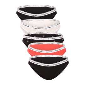 5PACK dámske nohavičky Calvin Klein viacfarebné (QD5208E-3IX) M.
Dodajte svojmu šatníku nádych luxusu a exkluzivity s dámskymi nohavicami Calvin Klein v jednoduchom farebnom prevedení.
Prvotriedny materiál pre celodenné pohodlie
Nohavičky Calvin Klein sú vyrobené z kvalitnej zmesi bavlny a elastanu, ktorá ponúka mäkkosť, priedušnosť a celodenné pohodlie na pokožke.
Elegantný dizajn a praktický strih
Vyšívaná guma s ikonickým logom dodáva bielizni luxusný nádych.
Prečo si zaobstarať nohavičky Calvin Klein?

Prvotriedny materiál pre maximálne pohodlie a dokonalý strih.


Nadčasový dizajn s ikonickou tkanou gumou.


Skvelá voľba na každodenné nosenie aj špeciálne príležitosti.

Spodnú bielizeň Calvin Klein milujú ľudia na celom svete
Výnimočná spodná bielizeň Calvin Klein patrí k stáliciam módneho priemyslu.
Ako sa starať o spodnú bielizeň Calvin Klein
Na zachovanie kvality a pohodlia postupujte podľa týchto jednoduchých krokov:

Pranie: Perte pri maximálnej teplote 30 °C.


Sušenie: Nohavičky môžete sušiť v bubnovej sušičke na nízkom stupni alebo sušiť na vzduchu mimo dosahu priameho slnečného svetla, aby sa zachovali intenzívne farby.


Žehlenie: Žehlenie nie je potrebné, čo vám ušetrí čas.

Tip: Hľadanie obľúbenej spodnej bielizne môže byť beh na dlhé trate, preto chceme, aby vaše obľúbené kúsky dlho vydržali.