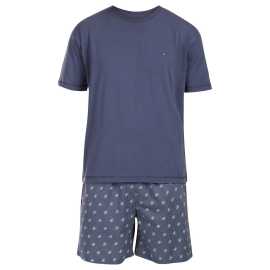 Pánske pyžamo Tommy Hilfiger viacfarebné (UM0UM03851 0VC) L.
Doprajte si dobrý spánok v ikonickom štýle.
Kvalitná bavlna pre maximálne pohodlie
Pánske pyžamo Tommy Hilfiger je vyrobené zo 100 % bavlny, ktorá je osvedčenou klasikou pre nočné oblečenie.
Nadčasový dizajn s ikonickými detailmi
Vrchnú časť pyžama tvorí jednofarebné tričko s krátkymi rukávmi.
Prečo si vybrať pánske pyžamo Tommy Hilfiger?

Stopercentná bavlna pre prirodzené pohodlie a priedušnosť.
Ikonický dizajn Tommy Hilfiger, ktorý nikdy nevyjde z módy.
Pohodlný strih a elastická tkaná guma, ktorá dobre sedí a netlačí.

Spodná bielizeň Tommy Hilfiger zaručuje najvyššiu kvalitu
Značka Tommy Hilfiger sa pred takmer 40 rokmi stala ikonou amerického obliekania a jej farebnosť v tónoch modrej, červenej a bielej je rozpoznateľná na prvý pohľad.
Ako sa starať o pánske pyžamo Tommy Hilfiger
Aby si vaše pyžamo zachovalo svoj tvar, farbu a mäkkosť, dodržiavajte odporúčanú starostlivosť.

Perte pri maximálnej teplote 30 °C.
Sušenie: Sušenie v sušičke: Pyžamo môžete sušiť v sušičke, ale odporúčame zvoliť šetrný program s nižšou teplotou.
Žehlenie.

Tip: Staňte sa expertom na údržbu spodnej bielizne vďaka radám v našom článku a doprajte svojim obľúbeným kúskom starostlivosť, ktorú si zaslúžia.