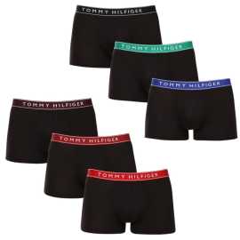 6PACK pánske boxerky Tommy Hilfiger čierne (UM0UM03457 0VR0VD) M, trenky.
Doprajte si nadčasový štýl a špičkový komfort s pánskymi boxerkami od značky Tommy Hilfiger.
Prémiový materiál pre maximálne pohodlie
Boxerky Tommy Hilfiger sú vyrobené z jemnej, na dotyk veľmi príjemnej bavlny s prímesou elastanu, ktorý im dodáva pružnosť a dlhú životnosť.
Ikonyický štýl a precízny strih
Boxerky majú dlhšie nohavičky, ktoré sa nevyhrávajú a poskytujú dostatočné zakrytie a komfort.
Prečo by vám boxerky Tommy Hilfiger nemali chýbať

Prémiová bavlna s elastanom: Mäkká, priedušná a pohodlná na celodenné nosenie.
Dlhšie nohavičky a vyšívaný guma: Stabilita, štýl a žiadne rolovanie.
Elegantný a nadčasový dizajn: Skvelé na každodenné aj špeciálne príležitosti.

Spodná bielizeň Tommy Hilfiger je zárukou najvyššej kvality
Značka Tommy Hilfiger sa stala ikonou amerického obliekania pred takmer 40 rokmi a jej farebnosť v odtieňoch modrej, červenej a bielej je rozpoznateľná na prvý pohľad.
Ako sa starať o boxerky Tommy Hilfiger

Pranie: Per na 30 °C.
Sušenie: Boxerky možno sušiť v sušičke pri nízkej teplote.
Žehlenie: V prípade potreby je možné ich žehliť na nižšiu teplotu.

Tip: Nájdenie ideálneho kúsku spodnej bielizne môže byť niekedy náročné.
