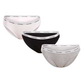 3PACK dámske nohavičky Calvin Klein viacfarebné (QD5207E-MPI) XXL.
Dodajte svojmu šatníku nádych luxusu a exkluzivity s dámskymi nohavicami Calvin Klein v jednoduchom farebnom prevedení.
Prvotriedny materiál pre celodenné pohodlie
Nohavičky Calvin Klein sú vyrobené z kvalitnej zmesi bavlny a elastanu, ktorá ponúka mäkkosť, priedušnosť a celodenné pohodlie na pokožke.
Elegantný dizajn a praktický strih
Vyšívaná guma s ikonickým logom dodáva bielizni luxusný nádych.
Prečo si zaobstarať nohavičky Calvin Klein?

Prvotriedny materiál pre maximálne pohodlie a dokonalý strih.


Nadčasový dizajn s ikonickou tkanou gumou.


Skvelá voľba na každodenné nosenie aj špeciálne príležitosti.

Spodnú bielizeň Calvin Klein milujú ľudia na celom svete
Výnimočná spodná bielizeň Calvin Klein patrí k stáliciam módneho priemyslu.
Ako sa starať o spodnú bielizeň Calvin Klein
Na zachovanie kvality a pohodlia postupujte podľa týchto jednoduchých krokov:

Pranie: Perte pri maximálnej teplote 30 °C.


Sušenie: Nohavičky môžete sušiť v bubnovej sušičke na nízkom stupni alebo sušiť na vzduchu mimo dosahu priameho slnečného svetla, aby sa zachovali intenzívne farby.


Žehlenie: Žehlenie nie je potrebné, čo vám ušetrí čas.

Tip: Hľadanie obľúbenej spodnej bielizne môže byť beh na dlhé trate, preto chceme, aby vaše obľúbené kúsky dlho vydržali.