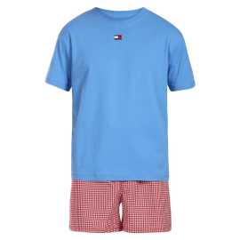 Pánske pyžamo Tommy Hilfiger viacfarebné (UM0UM03832 0WP) XL.
Doprajte si dobrý spánok v ikonickom štýle.
Kvalitná bavlna pre maximálne pohodlie
Pánske pyžamo Tommy Hilfiger je vyrobené zo 100 % bavlny, ktorá je osvedčenou klasikou pre nočné oblečenie.
Nadčasový dizajn s ikonickými detailmi
Vrchnú časť pyžama tvorí jednofarebné tričko s krátkymi rukávmi.
Prečo si vybrať pánske pyžamo Tommy Hilfiger?

Stopercentná bavlna pre prirodzené pohodlie a priedušnosť.
Ikonický dizajn Tommy Hilfiger, ktorý nikdy nevyjde z módy.
Pohodlný strih a elastická tkaná guma, ktorá dobre sedí a netlačí.

Spodná bielizeň Tommy Hilfiger zaručuje najvyššiu kvalitu
Značka Tommy Hilfiger sa pred takmer 40 rokmi stala ikonou amerického obliekania a jej farebnosť v tónoch modrej, červenej a bielej je rozpoznateľná na prvý pohľad.
Ako sa starať o pánske pyžamo Tommy Hilfiger
Aby si vaše pyžamo zachovalo svoj tvar, farbu a mäkkosť, dodržiavajte odporúčanú starostlivosť.

Perte pri maximálnej teplote 30 °C.
Sušenie: Sušenie v sušičke: Pyžamo môžete sušiť v sušičke, ale odporúčame zvoliť šetrný program s nižšou teplotou.
Žehlenie.

Tip: Staňte sa expertom na údržbu spodnej bielizne vďaka radám v našom článku a doprajte svojim obľúbeným kúskom starostlivosť, ktorú si zaslúžia.