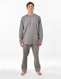 Pánske pyžamo Gino sivé (79195_MxGLMZ) XL.
Vychutnajte si nerušený spánok v pánskom pyžame Gino, ktoré spája prírodné materiály, pohodlný strih a decentný dizajn.
Prírodný materiál pre maximálny komfort
Pánske pyžamo Gino je vyrobené zo 100 % bavlny, ktorá je ideálnou voľbou pre tvoj pokojný spánok – je priedušná, príjemná na dotyk, odvádza vlhkosť a nedráždi pokožku.
Premyslený strih pre voľnosť pohybu
Toto pyžamo je ideálne na spánok v chladnejších mesiacoch, domáce pohodlie, víkendové leňošenie aj pobyt na chate.
Prečo si pyžamo Gino zaručene obľúbite

100 % bavlna: Priepustný, prírodný materiál šetrný k pokožke.
Dlhé rukávy a nohavice: Perfektná voľba pre chladnejšie obdobie.
Klasický pohodlný guma: Istota, že spodná časť zostane na mieste celú noc.

Spodná bielizeň Gino pre milovníkov kvalitných materiálov
Česká značka spodního prádla Gino je na svete už viac ako 30 rokov a za ten čas si našla mnoho priaznivcov.
Ako sa starať o pánske pyžamo Gino
Aby vaše obľúbené pyžamo vydržalo dlho ako nové, odporúčame dodržiavať nasledujúce tipy na údržbu.

Pranie: Perte na 40 °C jemným pracím prostriedkom bez bielidiel, aby si zachovalo farby a jemnosť.
Sušenie: Pyžamo nie je vhodné do sušičky – vysoké teploty môžu spôsobiť srážanie materiálu.
Žehlenie: Áno, môžete žehliť na strednej teplote vhodnej pre bavlnu.

Tip: Staňte sa odborníkom na údržbu spodnej bielizne vďaka tipom v našom článku a doprajte svojim obľúbeným kúskom starostlivosť, ktorú si zaslúžia.