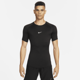 Nike Pro XL. Nike Pre Pánske Tréningové Tričko s Krátkym RukávomV suchu a pohodlí s Nike ProPriprav sa na najlepšie výkony s kolekciou Nike Pre. Toto pánske tréningové tričko s krátkym rukávom je ideálnou voľbou pre beh, fitness a rôzne formy tréningu. Či už si začiatočník alebo profík, Nike Pro ťa podrží.Priedušné a funkčné: Ideálne pre silový tréning, kardio, kruhový tréning a cross-training.Tesný strih: Pružná pletenina príjemne obopína telo a umožňuje prirodzený pohyb.Udržateľné:Vyrobené z udržateľných zdrojov.S Nike Pro každom cvičení. Uži si tréning naplno s tričkom, ktoré ťa nenechá na holičkách.Technológia Dri-FIT. Inovatívna polyesterová tkanina navrhnutá tak, aby vás udržala v suchu a vy ste mohli dlhšie naplno športovať. Jedinečná, vysoko funkčná konštrukcia z mikrovlákna Dri-FIT podporuje prirodzený chladiaci systém tela tým, že odvádza pot a rozvádza ho po povrchu oblečenia, aby sa rýchlo odparoval. Oblečenie Dri-FIT funguje najlepšie ako základná vrstva alebo pri samostatnom nosení - priamy kontakt s telom vás udrží v suchu. Materiál Dri-FIT sa tiež dokáže vysporiadať s potom počas celej životnosti odevu  .