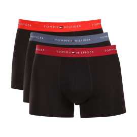 3PACK pánske boxerky Tommy Hilfiger čierne nadrozmer (UM0UM03896 0SW) 3XL, trenky.
Doprajte si nadčasový štýl a špičkový komfort s pánskymi boxerkami od značky Tommy Hilfiger.
Prémiový materiál pre maximálne pohodlie
Boxerky Tommy Hilfiger sú vyrobené z jemnej, na dotyk veľmi príjemnej bavlny s prímesou elastanu, ktorý im dodáva pružnosť a dlhú životnosť.
Ikonyický štýl a precízny strih
Boxerky majú dlhšie nohavičky, ktoré sa nevyhrávajú a poskytujú dostatočné zakrytie a komfort.
Prečo by vám boxerky Tommy Hilfiger nemali chýbať

Prémiová bavlna s elastanom: Mäkká, priedušná a pohodlná na celodenné nosenie.
Dlhšie nohavičky a vyšívaný guma: Stabilita, štýl a žiadne rolovanie.
Elegantný a nadčasový dizajn: Skvelé na každodenné aj špeciálne príležitosti.

Spodná bielizeň Tommy Hilfiger je zárukou najvyššej kvality
Značka Tommy Hilfiger sa stala ikonou amerického obliekania pred takmer 40 rokmi a jej farebnosť v odtieňoch modrej, červenej a bielej je rozpoznateľná na prvý pohľad.
Ako sa starať o boxerky Tommy Hilfiger

Pranie: Per na 30 °C.
Sušenie: Boxerky možno sušiť v sušičke pri nízkej teplote.
Žehlenie: V prípade potreby je možné ich žehliť na nižšiu teplotu.

Tip: Nájdenie ideálneho kúsku spodnej bielizne môže byť niekedy náročné.