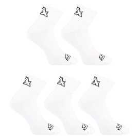 5PACK ponožky Styx členkové biele (5HK1061) L.
Užite si maximálne pohodlie s členkovými ponožkami Styx, ktoré sú vyrobené z kvalitných materiálov a navrhnuté tak, aby poskytovali oporu pri každodennom nosení. Tieto ponožky sú skvelou voľbou pre výlet s kamarátmi aj dlhý pracovný deň.
Odolný a kvalitný materiál
Ponožky Styx obsahujú vysoký podiel bavlny, ktorá zaisťuje mäkkosť a priedušnosť, zatiaľ čo ostatné zložky dodávajú ponožkám odolnosť a pružnosť.
Praktický dizajn na každý deň
Členkové ponožky Styx majú jednoduchý dizajn, ktorý je spestrený logom Styx na členku a špičke.
Prečo by ste mali vyskúšať ponožky Styx

Mäkkosť a priedušnosť: Vďaka vysokému obsahu bavlny zostanú vaše nohy svieže a pohodlné po celý deň.


Pružnosť a odolnosť: Polyamid a elastan zabezpečujú, že ponožky skvele sedia a dlho vydržia.


Vyrobené v Českej republike: Vysokokvalitná česká výroba, ktorá zaručuje spoľahlivosť a odolnosť.

Spodná bielizeň Styx je jednou z najobľúbenejších
Česká značka Styx je medzi zákazníkmi známa najmä vďaka svojej spodnej bielizni s výraznými vzormi, ktoré majú dokonale mladistvý vzhľad.
Ako sa starať o ponožky Styx
Aby vám obľúbené ponožky dlho vydržali, venujte pozornosť aj ich praniu.

Pranie: Odporúčame prať pri teplote 40 °C, aby si ponožky zachovali svoju kvalitu a tvar.


Sušenie a žehlenie: Neodporúčame sušenie v sušičke ani žehlenie, aby nedošlo k poškodeniu materiálu.

Tip: Staňte sa expertom na údržbu spodnej bielizne vďaka radám v našom článku a doprajte svojim obľúbeným kúskom starostlivosť, ktorú si zaslúžia.