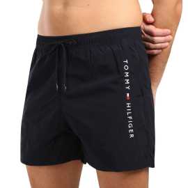 Pánske plavky Tommy Hilfiger čierné (UM0UM03748 DW5) L.
Hľadáte plavky, ktoré spájajú luxusný dizajn, pohodlie a funkčnosť?
Ľahký a rýchloschnúci materiál
Plavky sú vyrobené z umelých vlákien, ktorý je nielen mimoriadne ľahký, ale aj rýchlo schne.
Pohodlný strih, ktorý dokonale padne
Vďaka mierne športovému strihu a rýchloschnúcemu materiálu sa tieto plavky skvele hodia nielen na plávanie a relax na pláži, ale aj na vodné športy alebo bežné nosenie počas horúcich letných dní.
Prečo by ste mali vyskúšať plavky Tommy Hilfiger

Rýchloschnúci materiál: Odolnosť a rýchle schnutie pre maximálne pohodlie.
Štýlový dizajn: Decentné logo Tommy Hilfiger dodáva prémiový vzhľad.
Pohodlný strih: Elastický pás so sťahovacou šnúrkou zaručujú skvelé prispôsobenie a voľnosť pohybu.

Spodná bielizeň Tommy Hilfiger zaručuje najvyššiu kvalitu
Značka Tommy Hilfiger sa pred takmer 40 rokmi stala ikonou amerického obliekania a jej farebnosť v tónoch modrej, červenej a bielej je rozpoznateľná na prvý pohľad.
Ako sa starať o plavky Tommy Hilfiger?
Aby si plavky zachovali kvalitu a farbu čo najdlhšie, je dôležité ich správne udržiavať:

Pranie: Odporúčame prať na 30 °C s jemným pracím prostriedkom, aby nedošlo k poškodeniu materiálu.
Sušenie: Sušenie: Nesušiť v sušičke – najlepšie je nechať ich voľne uschnúť na vzduchu.
Žehlenie: Nežehliť, materiál sa sám vyrovná a zostane hladký.

Tip: Výber plaviek, ktoré vám dobre padnú a zvýraznia váš štýl, môže byť beh na dlhé trate.