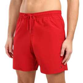 Pánske plavky Tommy Hilfiger červené (UM0UM03309 XLD) XXL.
Hľadáte plavky, ktoré spájajú luxusný dizajn, pohodlie a funkčnosť?
Ľahký a rýchloschnúci materiál
Plavky sú vyrobené z umelých vlákien, ktorý je nielen mimoriadne ľahký, ale aj rýchlo schne.
Pohodlný strih, ktorý dokonale padne
Vďaka mierne športovému strihu a rýchloschnúcemu materiálu sa tieto plavky skvele hodia nielen na plávanie a relax na pláži, ale aj na vodné športy alebo bežné nosenie počas horúcich letných dní.
Prečo by ste mali vyskúšať plavky Tommy Hilfiger

Rýchloschnúci materiál: Odolnosť a rýchle schnutie pre maximálne pohodlie.
Štýlový dizajn: Decentné logo Tommy Hilfiger dodáva prémiový vzhľad.
Pohodlný strih: Elastický pás so sťahovacou šnúrkou zaručujú skvelé prispôsobenie a voľnosť pohybu.

Spodná bielizeň Tommy Hilfiger zaručuje najvyššiu kvalitu
Značka Tommy Hilfiger sa pred takmer 40 rokmi stala ikonou amerického obliekania a jej farebnosť v tónoch modrej, červenej a bielej je rozpoznateľná na prvý pohľad.
Ako sa starať o plavky Tommy Hilfiger?
Aby si plavky zachovali kvalitu a farbu čo najdlhšie, je dôležité ich správne udržiavať:

Pranie: Odporúčame prať na 30 °C s jemným pracím prostriedkom, aby nedošlo k poškodeniu materiálu.
Sušenie: Sušenie: Nesušiť v sušičke – najlepšie je nechať ich voľne uschnúť na vzduchu.
Žehlenie: Nežehliť, materiál sa sám vyrovná a zostane hladký.

Tip: Výber plaviek, ktoré vám dobre padnú a zvýraznia váš štýl, môže byť beh na dlhé trate.