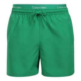 Pánske plavky Calvin Klein zelené (N61023-QCP) XL.
Predstavujeme vám pánske plavky Calvin Klein, ktoré kombinujú ikonický dizajn značky s modernými prvkami.
Kvalita Calvin Klein, ktorá vás nesklame
Plavky Calvin Klein sú vyrobené z polyesteru, čo zaručuje špičkovú kvalitu a zároveň podporuje udržateľnosť.
Premyslený dizajn pre vaše pohodlie
Plavky Calvin Klein sú navrhnuté s ohľadom na pohodlie a štýl.
Prečo by plavky Calvin Klein nemali chýbať vo vašom šatníku?

Udržateľnosť: Plavky sú vyrobené z polyesteru, čím sa znižuje vplyv na životné prostredie.
Rýchloschnúca technológia: Moderný materiál vám zaručí maximálne pohodlie počas celého dňa.
Štýlový a moderný dizajn: Calvin Klein jednoducho nikdy nevyjde z módy.
Perfektná voľba: Budete hviezdou nielen na pláži, ale aj na párty pri bazéne alebo pri akomkoľvek vodnom športe.

Spodná bielizeň Calvin Klein vám dodá jedinečný štýl
Pánska spodná bielizeň Calvin Klein patrí k stáliciam módneho priemyslu.
Ako sa starať o plavky Calvin Klein
Aby si plavky Calvin Klein dlhodobo zachovali svoju kvalitu a farbu, je dôležité dodržiavať správny postup údržby.


Pranie: Perte v práčke pri maximálnej teplote 30 °C a používajte jemný prací prostriedok, ktorý je šetrný k materiálu.


Sušenie: Plavky nesušte v sušičke - radšej ich nechajte voľne schnúť na vzduchu v tieni, aby ste zabránili vyblednutiu žiarivo červenej farby.


Skladování: Po úplném uschnutí skladuj plavky na suchém a dobře větraném místě, abys předešel případné tvorbě plísní.


Tip: Nájsť ten správny kus spodnej bielizne, ktorý vám dokonale padne, môže byť náročné.