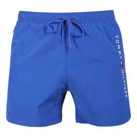Pánske plavky Tommy Hilfiger modré (UM0UM03748 C7F) XL.
Hľadáte plavky, ktoré spájajú luxusný dizajn, pohodlie a funkčnosť?
Ľahký a rýchloschnúci materiál
Plavky sú vyrobené z umelých vlákien, ktorý je nielen mimoriadne ľahký, ale aj rýchlo schne.
Pohodlný strih, ktorý dokonale padne
Vďaka mierne športovému strihu a rýchloschnúcemu materiálu sa tieto plavky skvele hodia nielen na plávanie a relax na pláži, ale aj na vodné športy alebo bežné nosenie počas horúcich letných dní.
Prečo by ste mali vyskúšať plavky Tommy Hilfiger

Rýchloschnúci materiál: Odolnosť a rýchle schnutie pre maximálne pohodlie.
Štýlový dizajn: Decentné logo Tommy Hilfiger dodáva prémiový vzhľad.
Pohodlný strih: Elastický pás so sťahovacou šnúrkou zaručujú skvelé prispôsobenie a voľnosť pohybu.

Spodná bielizeň Tommy Hilfiger zaručuje najvyššiu kvalitu
Značka Tommy Hilfiger sa pred takmer 40 rokmi stala ikonou amerického obliekania a jej farebnosť v tónoch modrej, červenej a bielej je rozpoznateľná na prvý pohľad.
Ako sa starať o plavky Tommy Hilfiger?
Aby si plavky zachovali kvalitu a farbu čo najdlhšie, je dôležité ich správne udržiavať:

Pranie: Odporúčame prať na 30 °C s jemným pracím prostriedkom, aby nedošlo k poškodeniu materiálu.
Sušenie: Sušenie: Nesušiť v sušičke – najlepšie je nechať ich voľne uschnúť na vzduchu.
Žehlenie: Nežehliť, materiál sa sám vyrovná a zostane hladký.

Tip: Výber plaviek, ktoré vám dobre padnú a zvýraznia váš štýl, môže byť beh na dlhé trate.